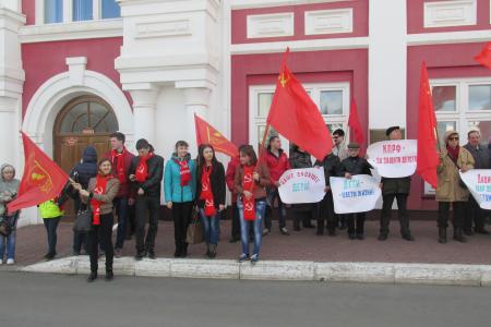 Республика Мордовия. Комсомольцы организовали пикет против повышения платы за содержание детей в детском саду