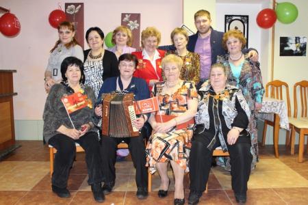 В День освобождения узников фашистских концлагерей коммунисты Магадана наградили ветеранов памятными медалями