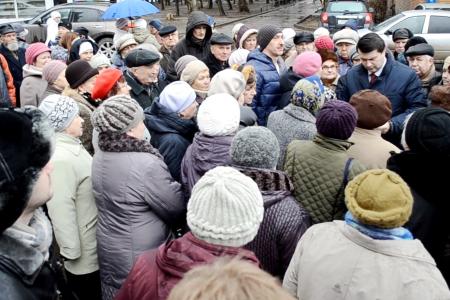 Олег Лебедев продолжает встречи с избирателями, на которых рассказывает о необходимости борьбы с русофобией и антисоветизмом, а также решает экологические проблемы жителей
