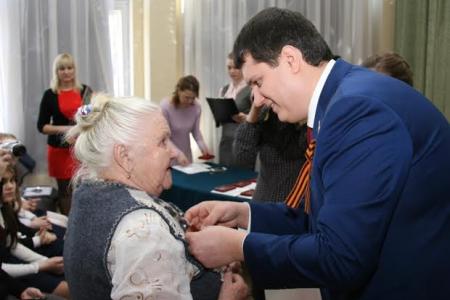 Секретарь Тульского обкома КПРФ Алексей Лебедев вручил ветеранам государственные юбилейные медали к 70-летию Великой Победы 