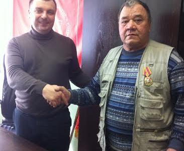 Первый секретарь Кемеровского обкома КПРФ Н.П. Мухин наградил жителя области, установившего бюст В.И. Ленина на своей усадьбе