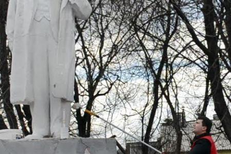 Олег Лебедев: Мы продолжаем проводить субботники и ремонт памятников В.И. Ленину в Тульской области