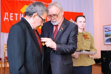 Коммунисты Кургана поздравили детей войны с 70-летием Великой Победы