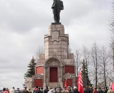 Коммунисты Костромы возложили цветы к памятнику Вождю мирового пролетариата