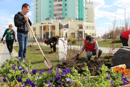 Комсомольцы Белгорода провели субботник на подшефной им аллее комсомольских поколений