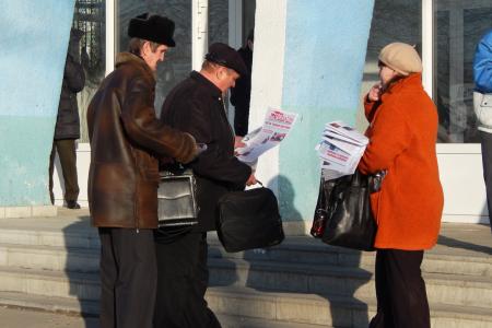 Барнаульские коммунисты проводят пикеты у проходных заводов