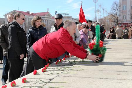 Коммунисты Кургана возложили цветы к памятникам В.И. Ленина
