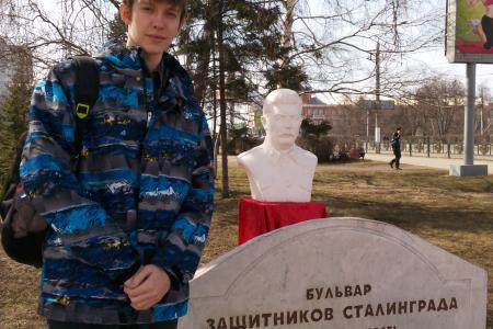 Барнаульские коммунисты в ходе субботника провели акцию «Селфи со Сталиным»