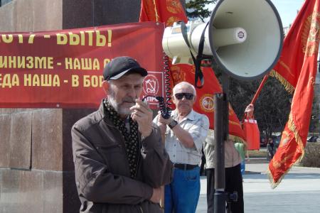 Барнаульские коммунисты в День рождения Ленина провели митинг и возложили цветы к памятникам Ильичу