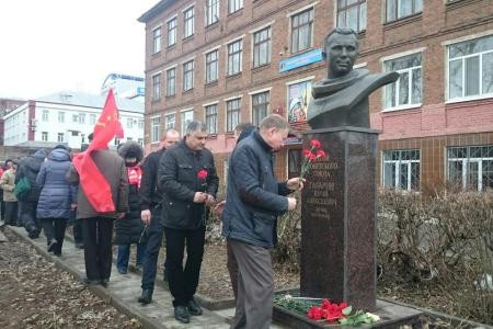 Осенью 2014 года по инициативе депутатов-коммунистов был открыт первый в Удмуртии бюст Юрия Алексеевича Гагарина