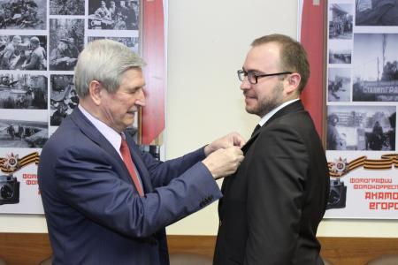 Иван Мельников наградил медалью «70 лет Великой Победы» участников патриотического проекта «Знамя нашей Победы»