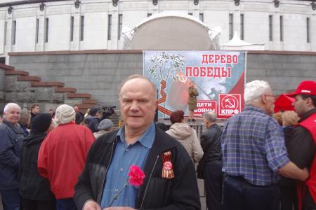 Деревьям Победы – расти! Коммунисты Москвы и их сторонники заложили Аллею Победы в парке на Поклонной горе