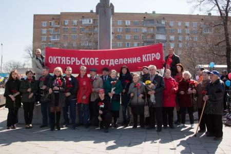 Московские коммунисты возложили цветы к памятнику Юрию Гагарину