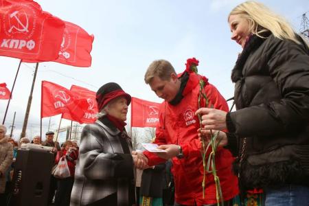 Свердловская область: «Детям войны» запретили собраться вокруг их же памятника. Власть выставила полицию против стариков
