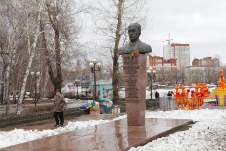 В День космонавтики томские коммунисты возложили цветы к памятнику космонавту Николаю Рукавишникову