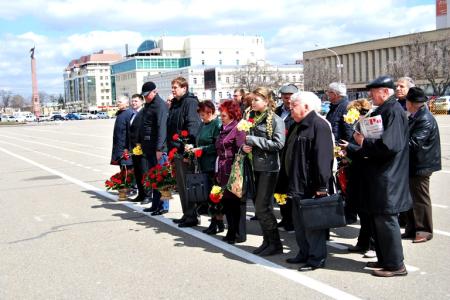 Ставропольские коммунисты возложили цветы к памятнику В.И. Ленину