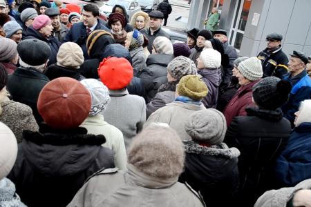 Олег Лебедев продолжает встречи с избирателями, на которых рассказывает о необходимости борьбы с русофобией и антисоветизмом, а также решает экологические проблемы жителей