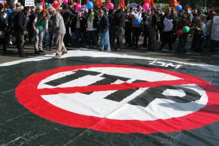 Европейцы вышли на митинги против торгового соглашения с США