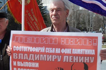 Барнаульские коммунисты в День рождения Ленина провели митинг и возложили цветы к памятникам Ильичу