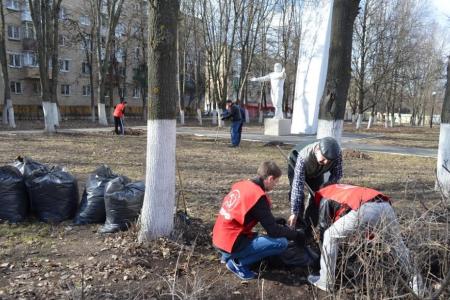 ​Тульские коммунисты в честь Дня космонавтики провели субботник в сквере Пионеров освоения космоса