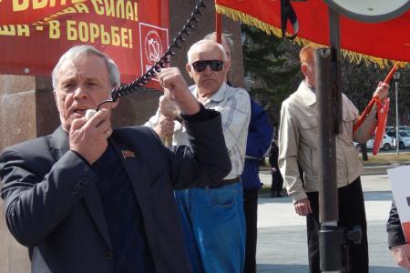 Барнаульские коммунисты в День рождения Ленина провели митинг и возложили цветы к памятникам Ильичу