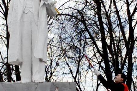 Олег Лебедев: Мы продолжаем проводить субботники и ремонт памятников В.И. Ленину в Тульской области