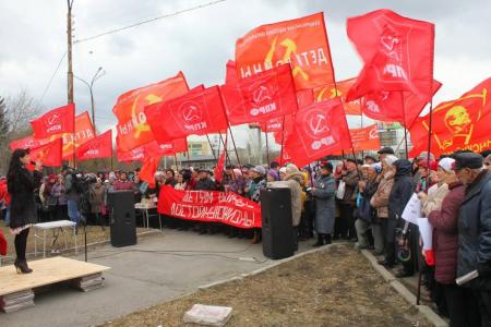 Свердловская область: «Детям войны» запретили собраться вокруг их же памятника. Власть выставила полицию против стариков