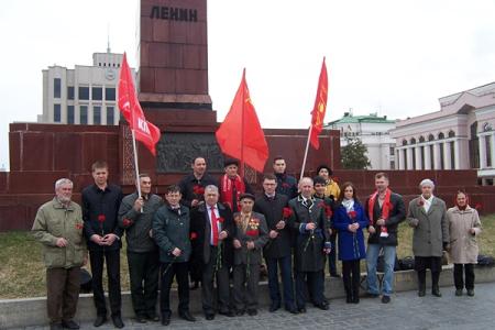 Республика Татарстан. Казань, 22 апреля. В день 145-летия со Дня рождения Владимира Ильича Ленина коммунисты возложили цветы к его памятникам