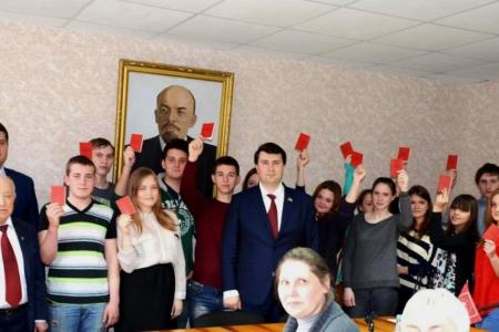 Рабочая смена. В Тульском обкоме активно проводится посвященный 70-летию Великой Победы прием в партию молодых рабочих тульских оборонных предприятий