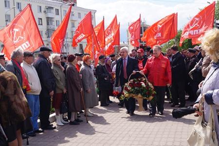 Красные знамена у памятника В.И.Ленину в Краснодаре