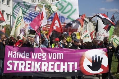 Европейцы вышли на митинги против торгового соглашения с США