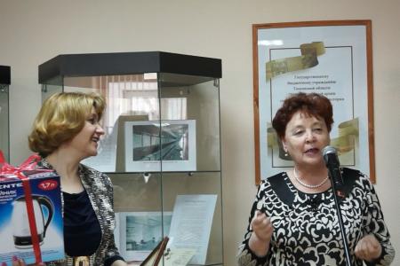 Депутат-коммунист Тамара Казанцева поздравила работников архива Тюменской области с 70-летним юбилеем