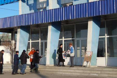 Барнаульские коммунисты проводят пикеты у проходных заводов