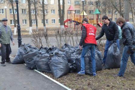 ​Тульские коммунисты в честь Дня космонавтики провели субботник в сквере Пионеров освоения космоса