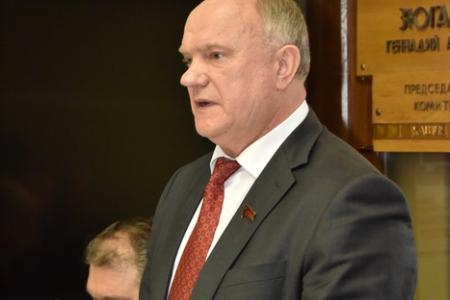 В канун Дня Победы Г.А. Зюганов наградил группу ветеранов дипломатической службы