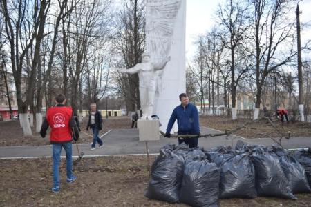 ​Тульские коммунисты в честь Дня космонавтики провели субботник в сквере Пионеров освоения космоса