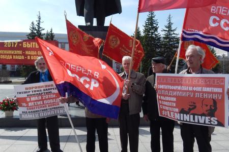 Барнаульские коммунисты в День рождения Ленина провели митинг и возложили цветы к памятникам Ильичу