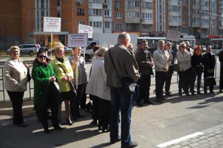 «Верните землю детям!». Жители Жулебино протестуют против строительства магазина «Пятёрочка»