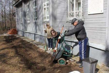 Ярославская область. Комсомольцы организовали субботник в Горках Переславских