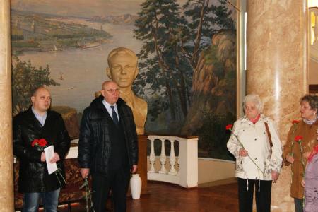 В преддверии Дня космонавтики сталинградские коммунисты провели торжественный митинг