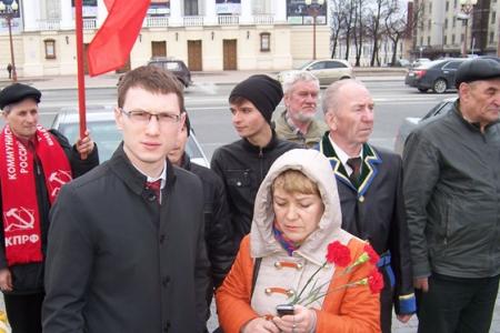 Республика Татарстан. Казань, 22 апреля. В день 145-летия со Дня рождения Владимира Ильича Ленина коммунисты возложили цветы к его памятникам