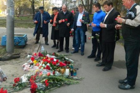 Коммунисты и комсомольцы Киева почтили память журналиста, писателя-антифашиста Олеся Бузины