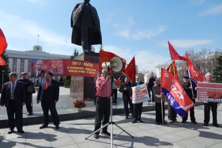 Барнаульские коммунисты в День рождения Ленина провели митинг и возложили цветы к памятникам Ильичу