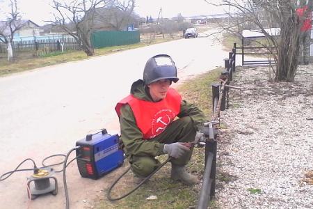 Новгородская область. Депутат-коммунист Андрей Свинарёв провёл ремонтные работы на воинском захоронении