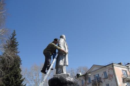 Коммунисты Новосибирска провели субботники во всех районах города