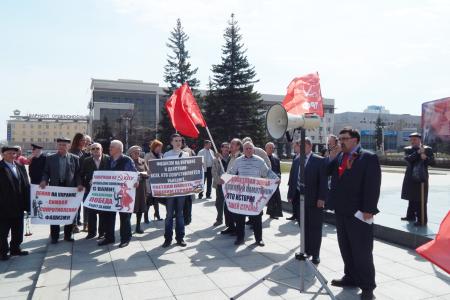 Барнаульские коммунисты в День рождения Ленина провели митинг и возложили цветы к памятникам Ильичу
