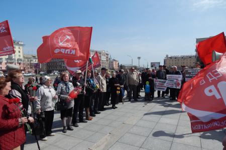 Барнаульские коммунисты в День рождения Ленина провели митинг и возложили цветы к памятникам Ильичу