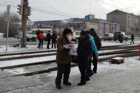 Барнаульские коммунисты проводят пикеты у проходных заводов