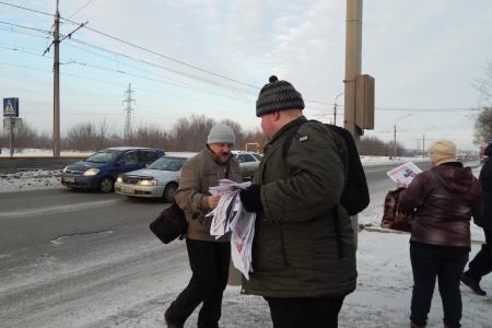 Барнаульские коммунисты проводят пикеты у проходных заводов