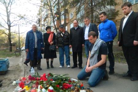 Коммунисты и комсомольцы Киева почтили память журналиста, писателя-антифашиста Олеся Бузины